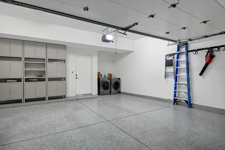 GARAGE MLS