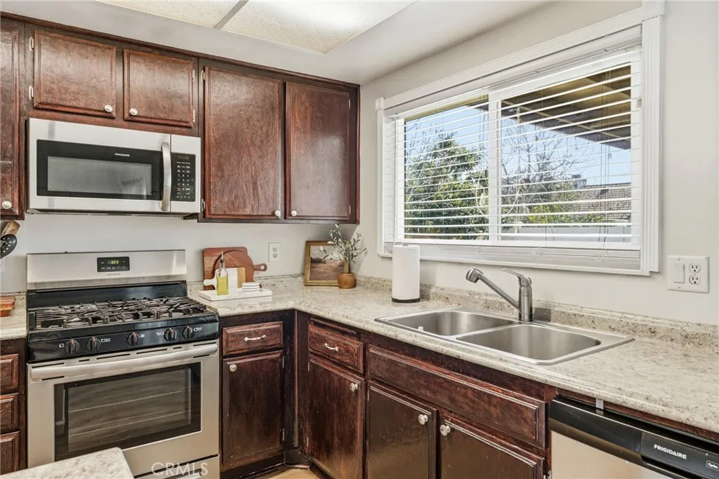251 E Scott, Rialto, California 92376 home-pic-13