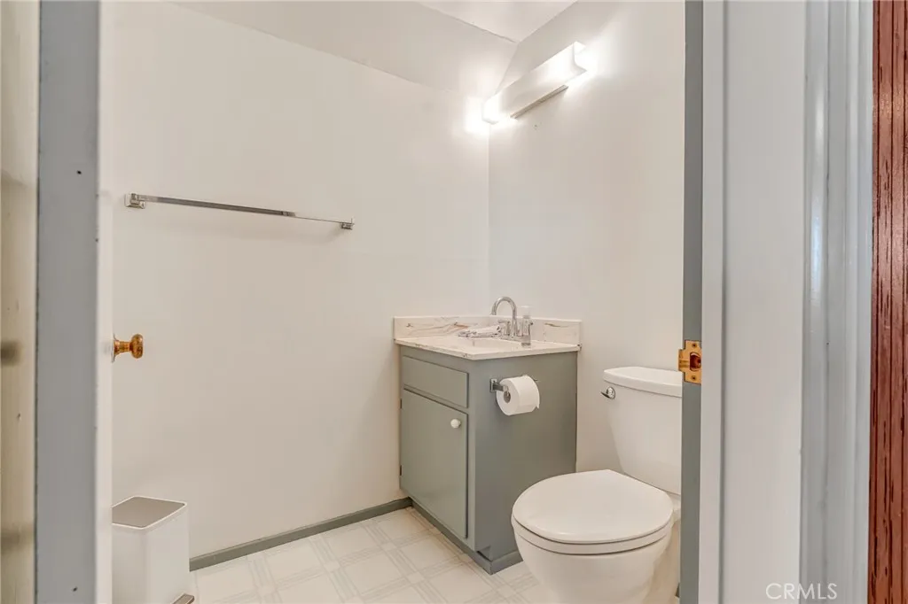 D/S Half Bathroom