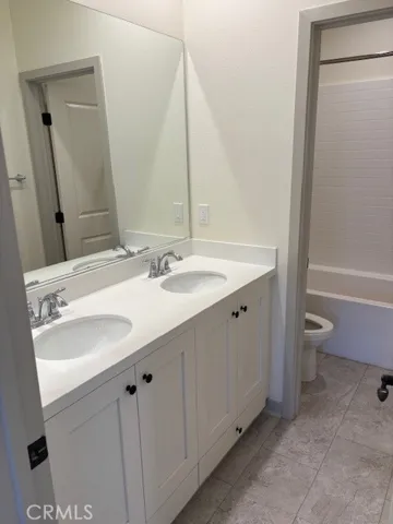 Upstairs Full Bathroom