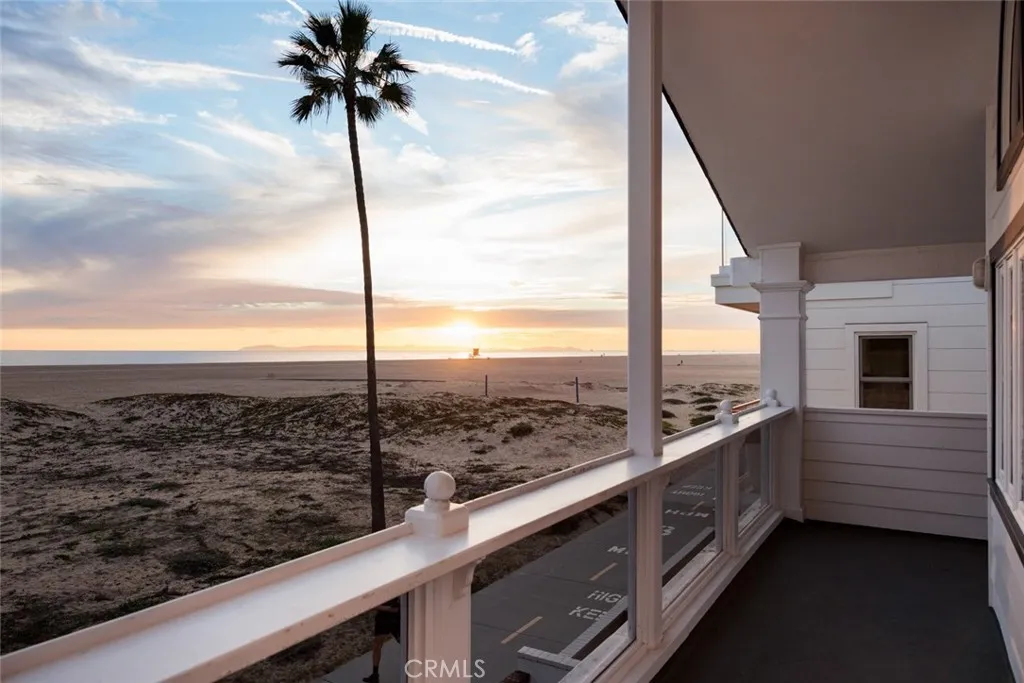 116 E Oceanfront, Newport Beach, California 92661 home-pic-16