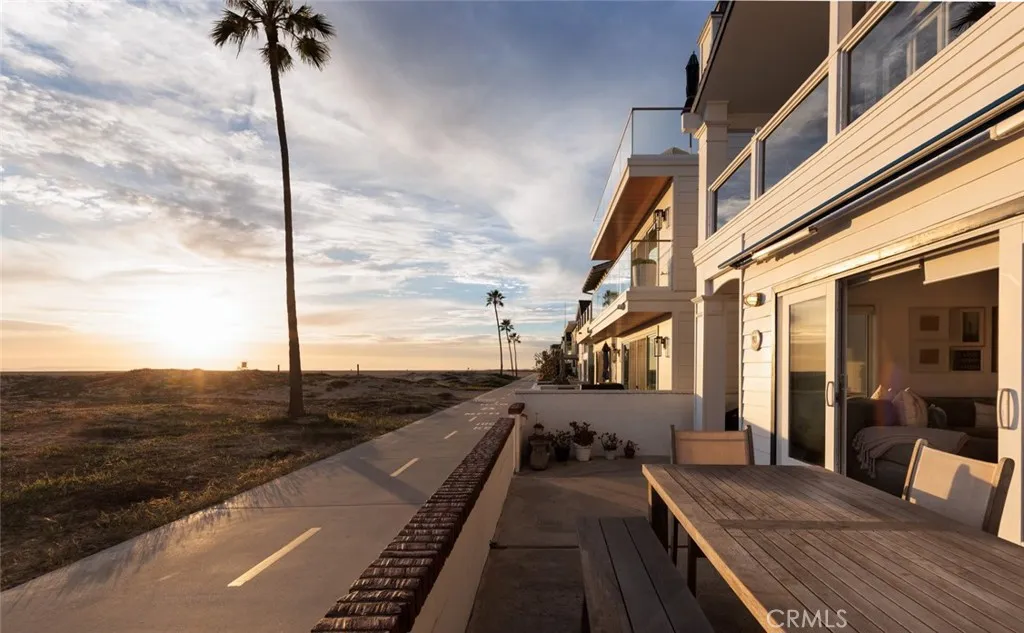 116 E Oceanfront, Newport Beach, California 92661 home-pic-17