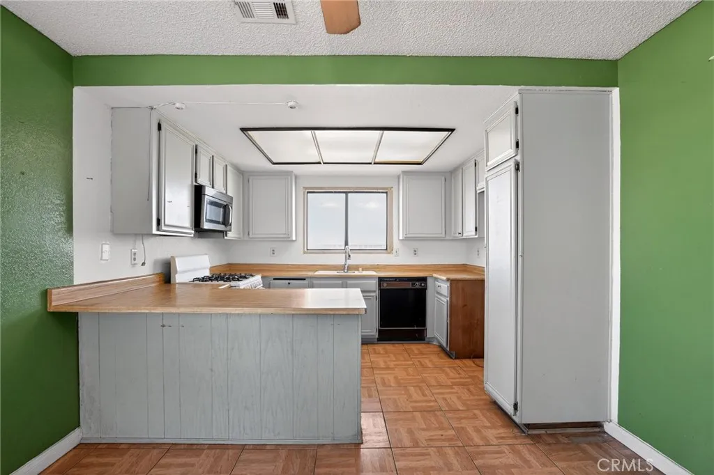 2559 E Avenue J2, Lancaster, California 93535 home-pic-16