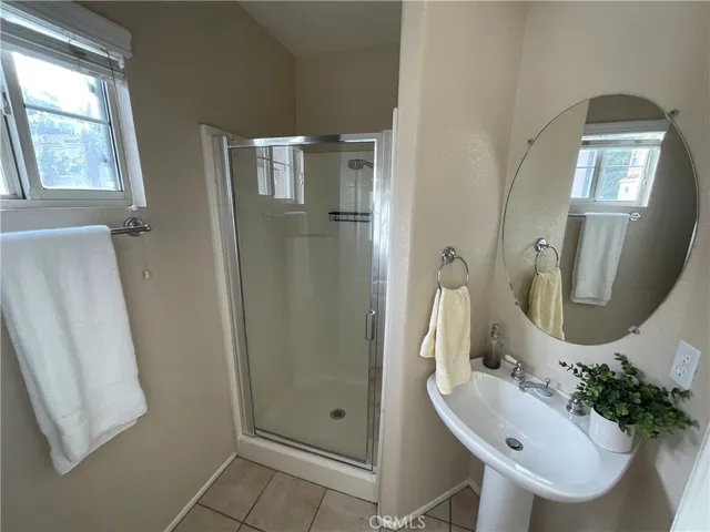 Downstairs bedroom w bath.
