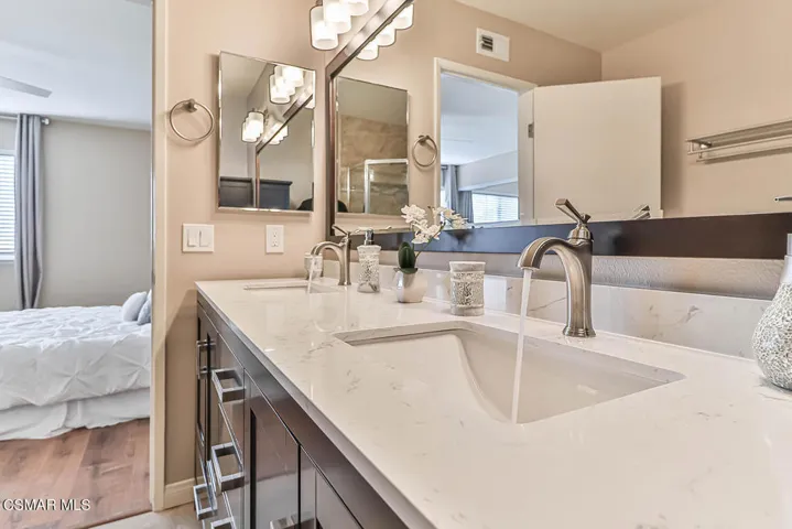 hPrimary Bedroom Suite5