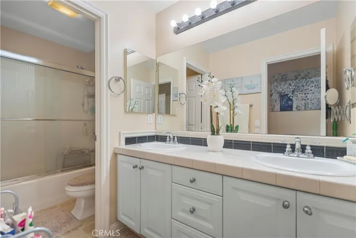 Upstairs main bath
