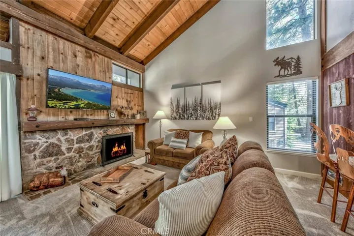 Living room/gas fireplace