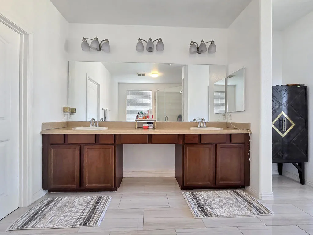5015 Thornberry Way, Fontana, California 92336 home-pic-17