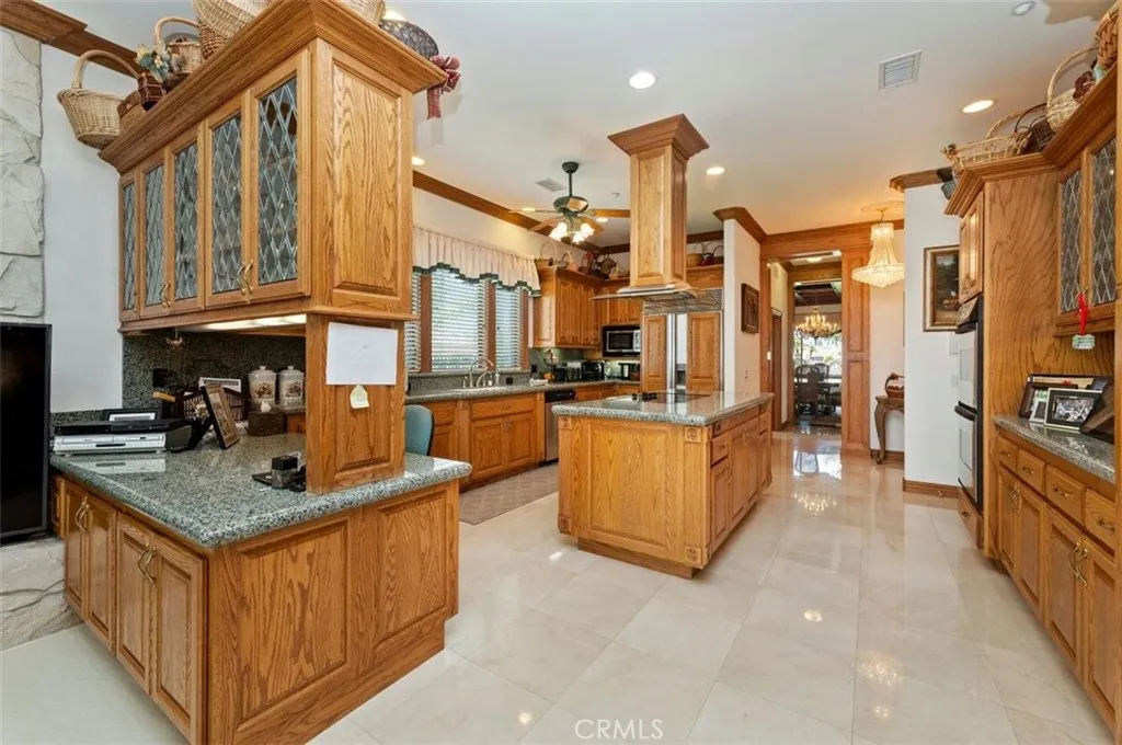 6975 Wyndham Hill Drive, Riverside, California 92506 home-pic-18