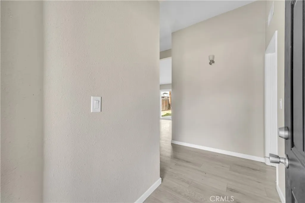 1041 W Avenue H2, Lancaster, California 93534 home-pic-3