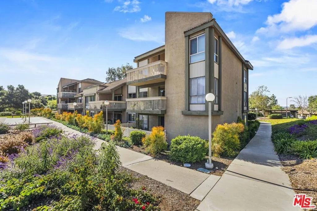 824 Pinetree Circle 14, Thousand Oaks, California 91360 home-pic-1