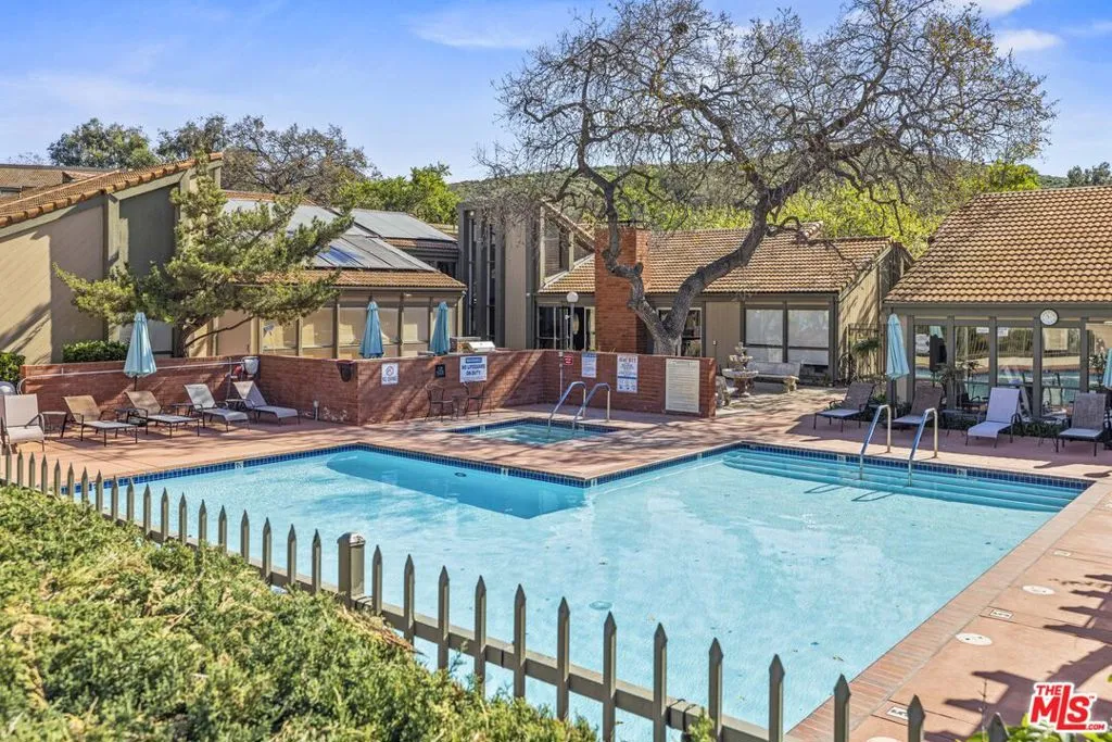 824 Pinetree Circle 14, Thousand Oaks, California 91360 home-pic-16