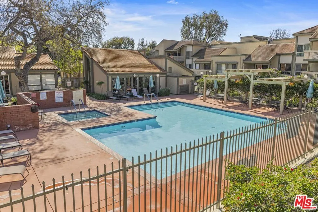 824 Pinetree Circle 14, Thousand Oaks, California 91360 home-pic-17