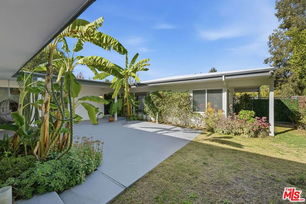 18202 Lake Encino Drive, Encino, California 91316 home-pic-5