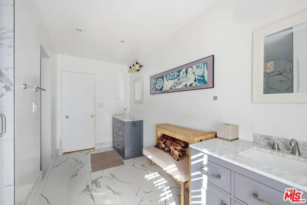 18202 Lake Encino Drive, Encino, California 91316 home-pic-14