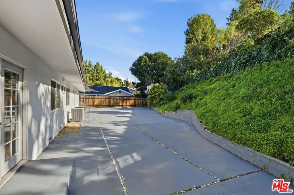 18202 Lake Encino Drive, Encino, California 91316 home-pic-4