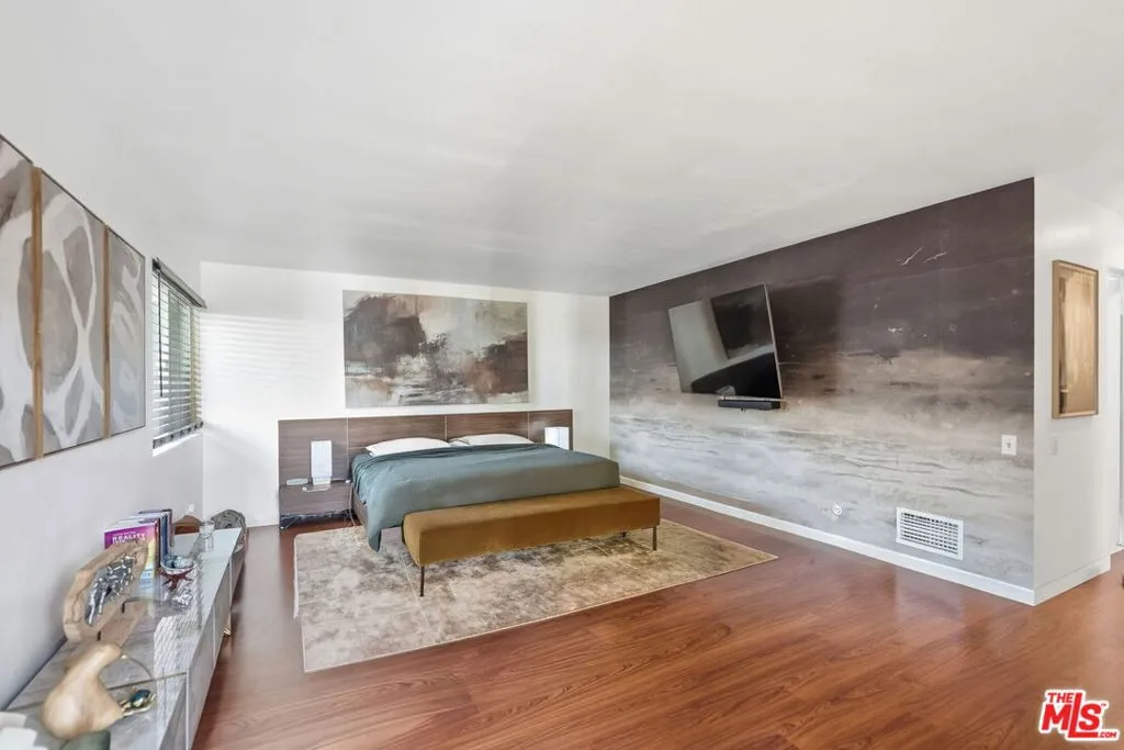 18202 Lake Encino Drive, Encino, California 91316 home-pic-13