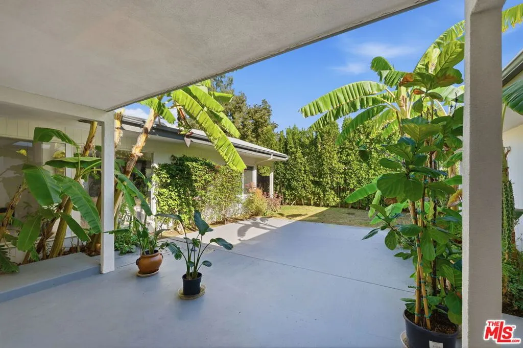 18202 Lake Encino Drive, Encino, California 91316 home-pic-6