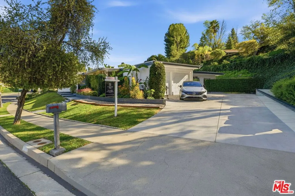 18202 Lake Encino Drive, Encino, California 91316 home-pic-2