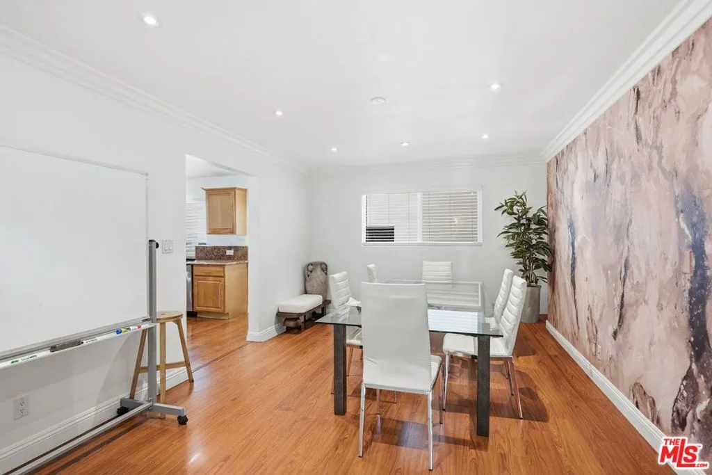 18202 Lake Encino Drive, Encino, California 91316 home-pic-17