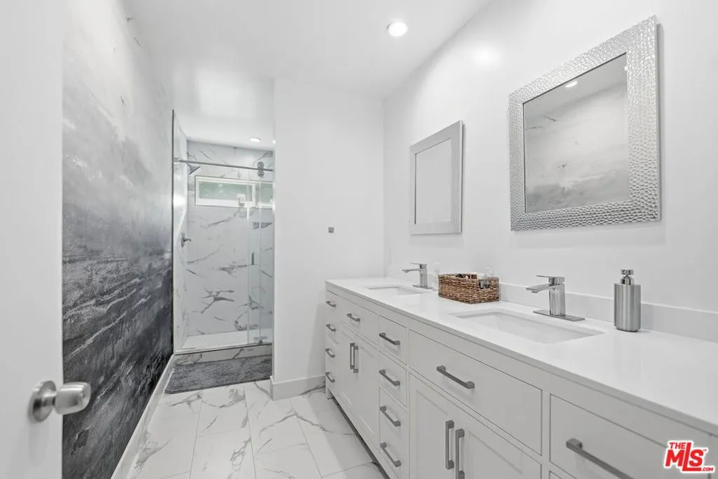 18202 Lake Encino Drive, Encino, California 91316 home-pic-16