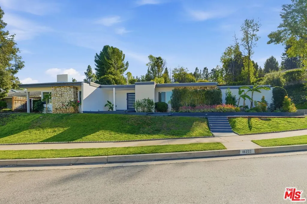 18202 Lake Encino Drive, Encino, California 91316 home-pic-1