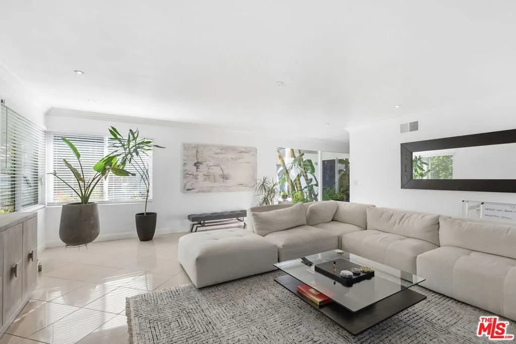 18202 Lake Encino Drive, Encino, California 91316 home-pic-9