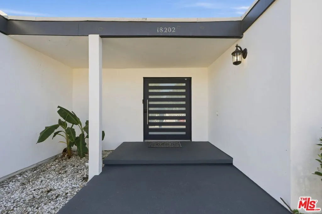 18202 Lake Encino Drive, Encino, California 91316 home-pic-3