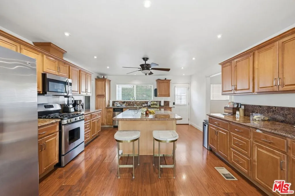 18202 Lake Encino Drive, Encino, California 91316 home-pic-10