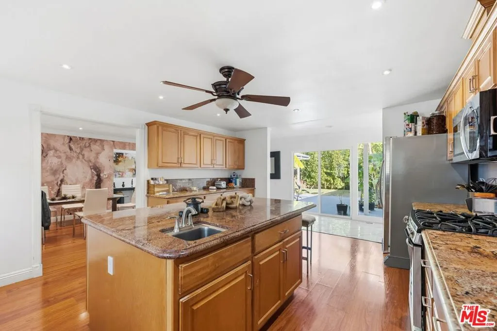 18202 Lake Encino Drive, Encino, California 91316 home-pic-12