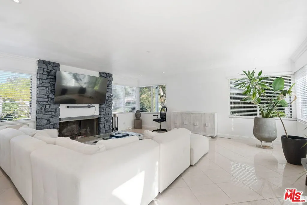 18202 Lake Encino Drive, Encino, California 91316 home-pic-7