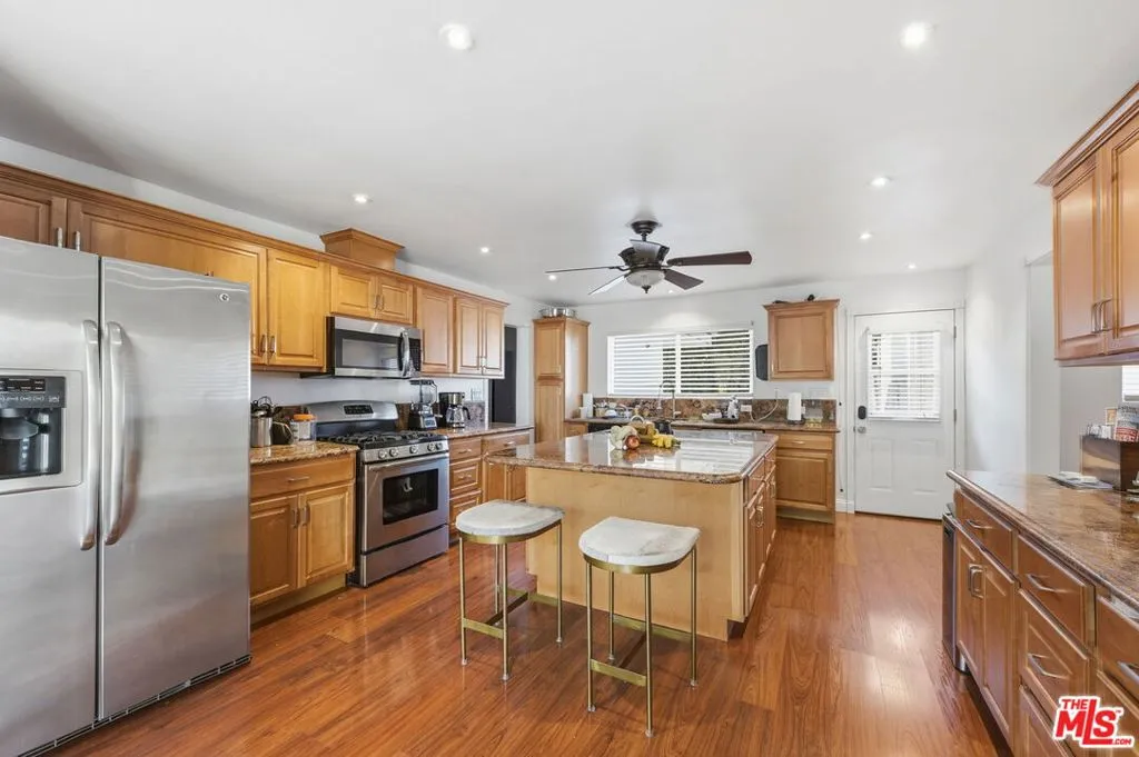 18202 Lake Encino Drive, Encino, California 91316 home-pic-11