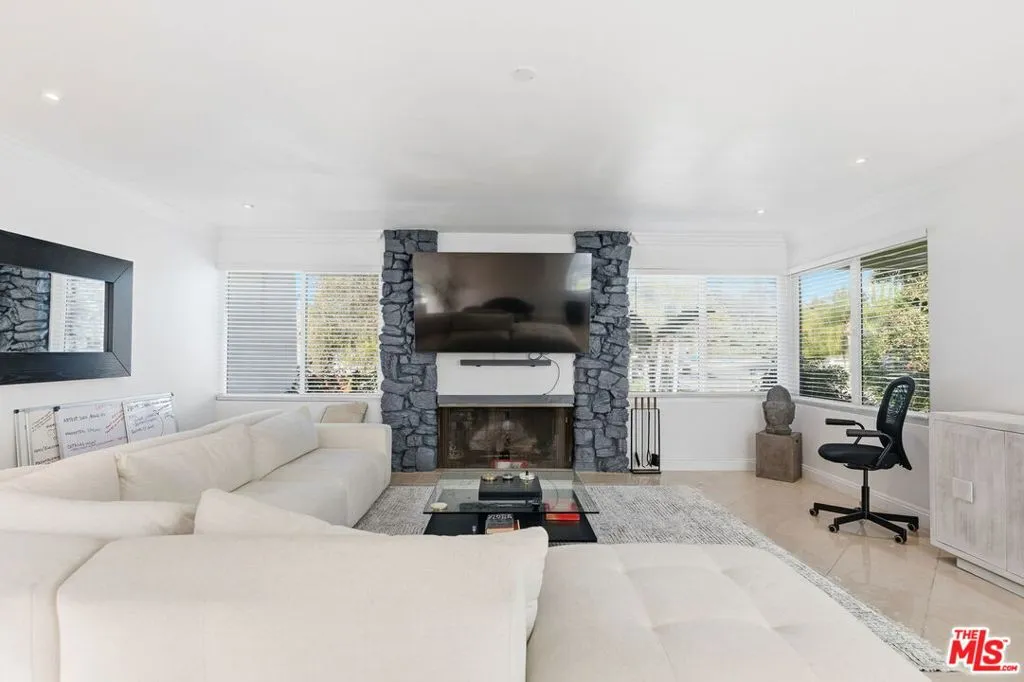 18202 Lake Encino Drive, Encino, California 91316 home-pic-8
