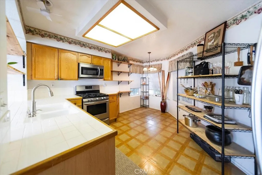 822 Oakhurst Drive, Pomona, California 91767 home-pic-17