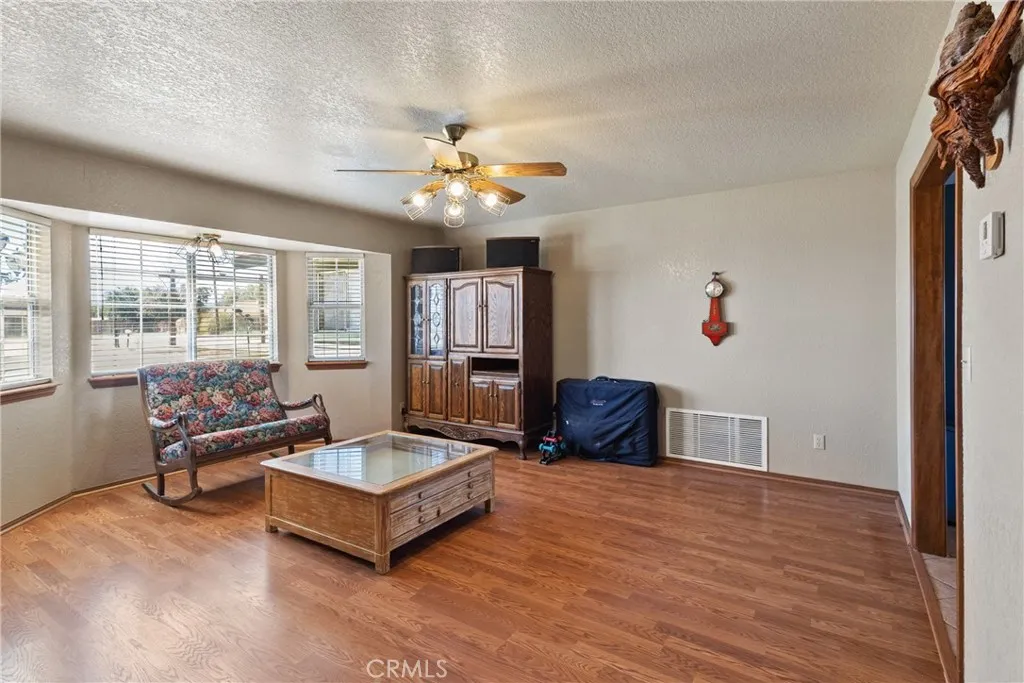 8727 W Avenue E12, Lancaster, California 93536 home-pic-9