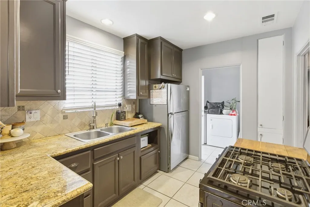176 W Orange Grove, Pomona, California 91768 home-pic-14