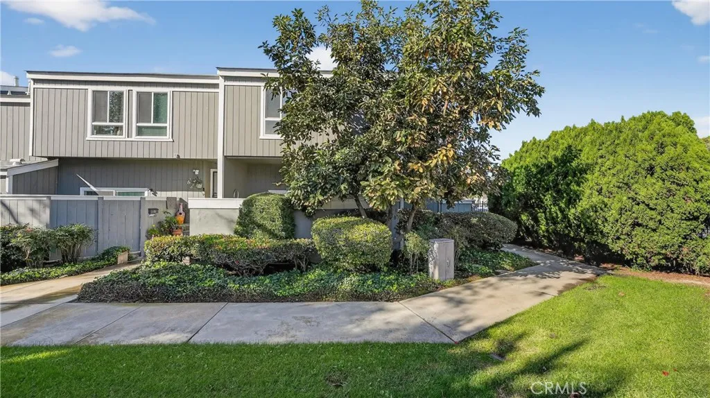 2600 W Segerstrom Avenue D, Santa Ana, California 92704 home-pic-1
