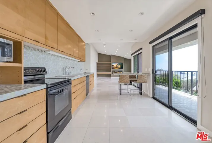 OPEN AIRY FLOORPLAN LOTS OF LI