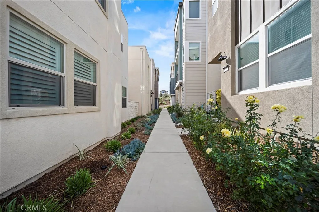 27422 Pioneer Court, Valencia, California 91381 home-pic-3