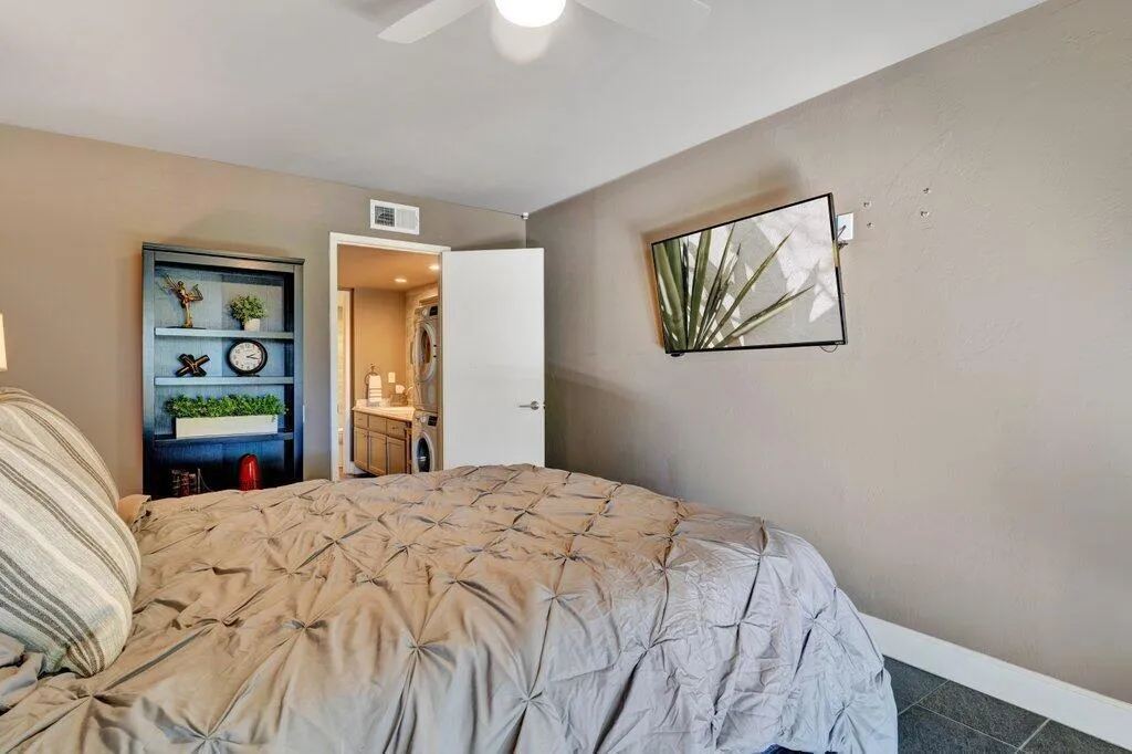 1050 E Ramon Road 3, Palm Springs, California 92264 home-pic-12