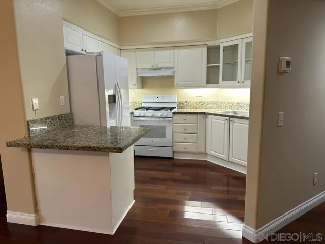 Granite countertop, eat in area Brand new range/stove, refrigerator
