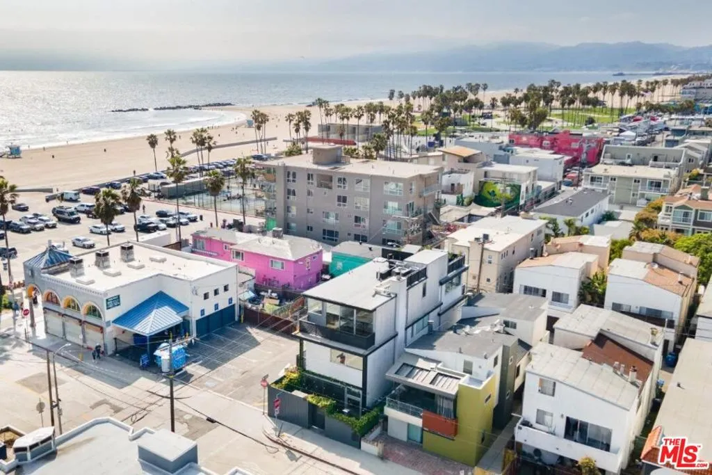 17 N Venice Boulevard, Venice, California 90291 home-pic-22