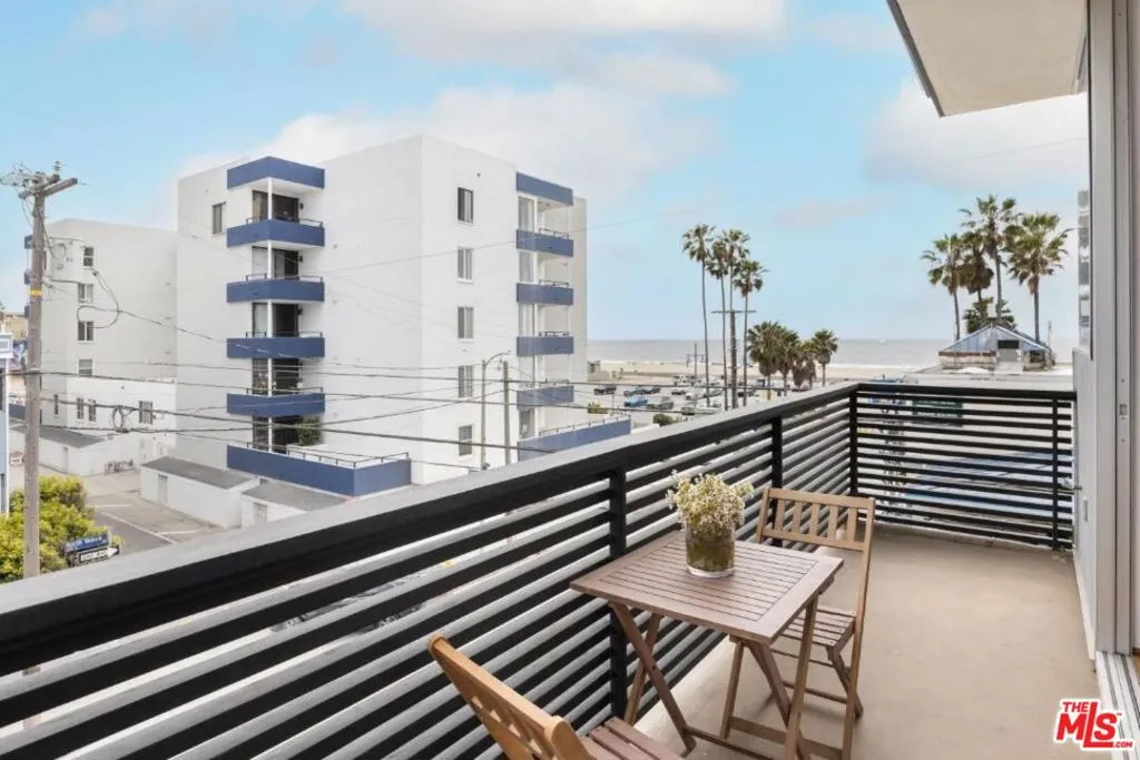 17 N Venice Boulevard, Venice, California 90291 home-pic-9