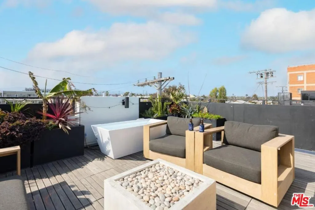 17 N Venice Boulevard, Venice, California 90291 home-pic-16