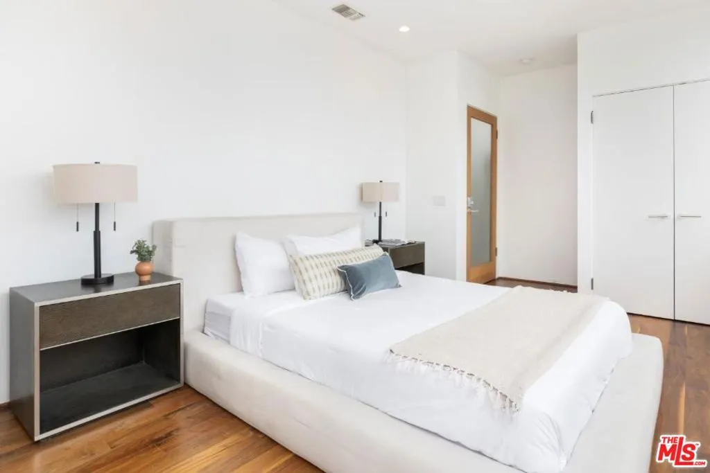 17 N Venice Boulevard, Venice, California 90291 home-pic-11