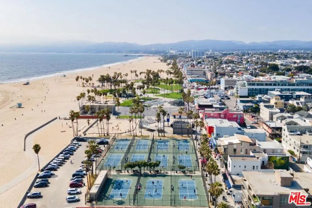 17 N Venice Boulevard, Venice, California 90291 home-pic-23