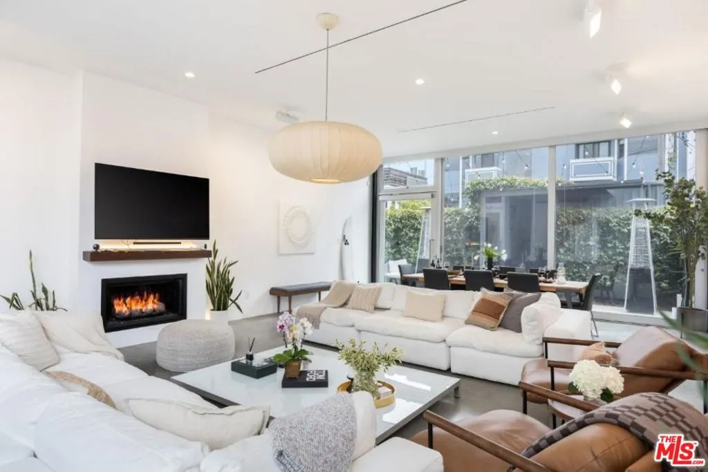 17 N Venice Boulevard, Venice, California 90291 home-pic-1