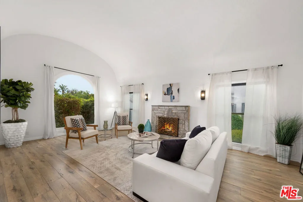 205 S Hamel Drive, Beverly Hills, California 90211 home-pic-1