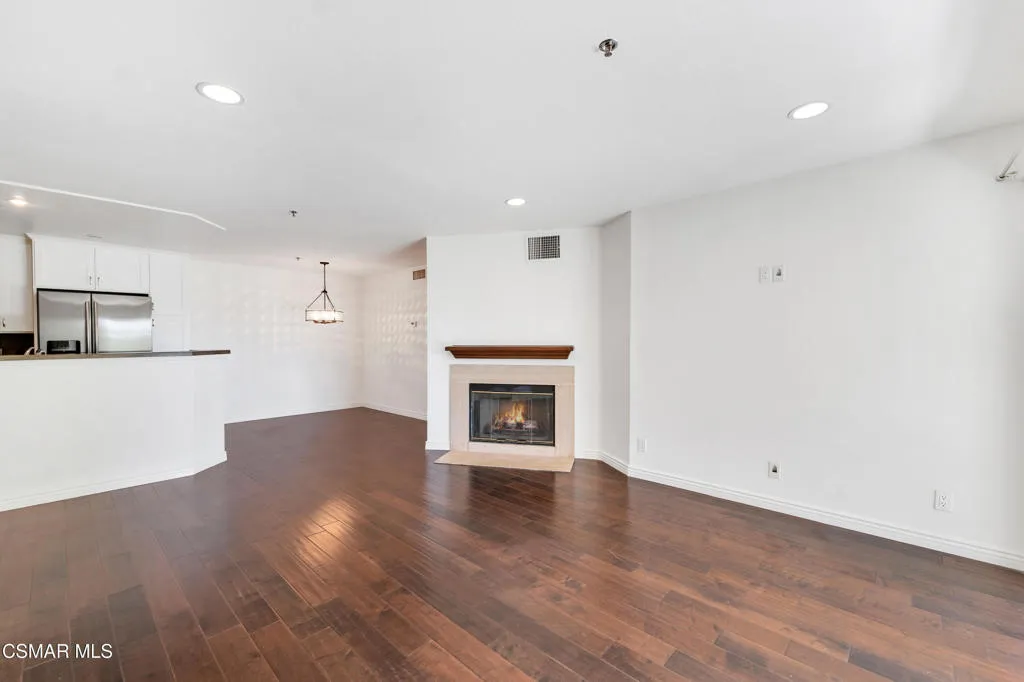 5744 Oak Bend Lane 108, Oak Park, California 91377 home-pic-7