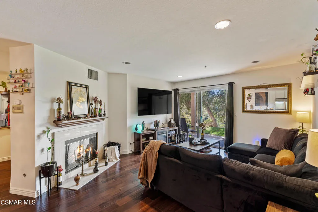 5744 Oak Bend Lane 108, Oak Park, California 91377 home-pic-2